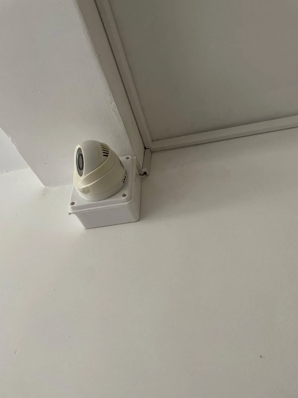Cámara domo interior: Cobertura de pasillos y zonas comunes. Trabajo de Elite Tech en el Caquetá.