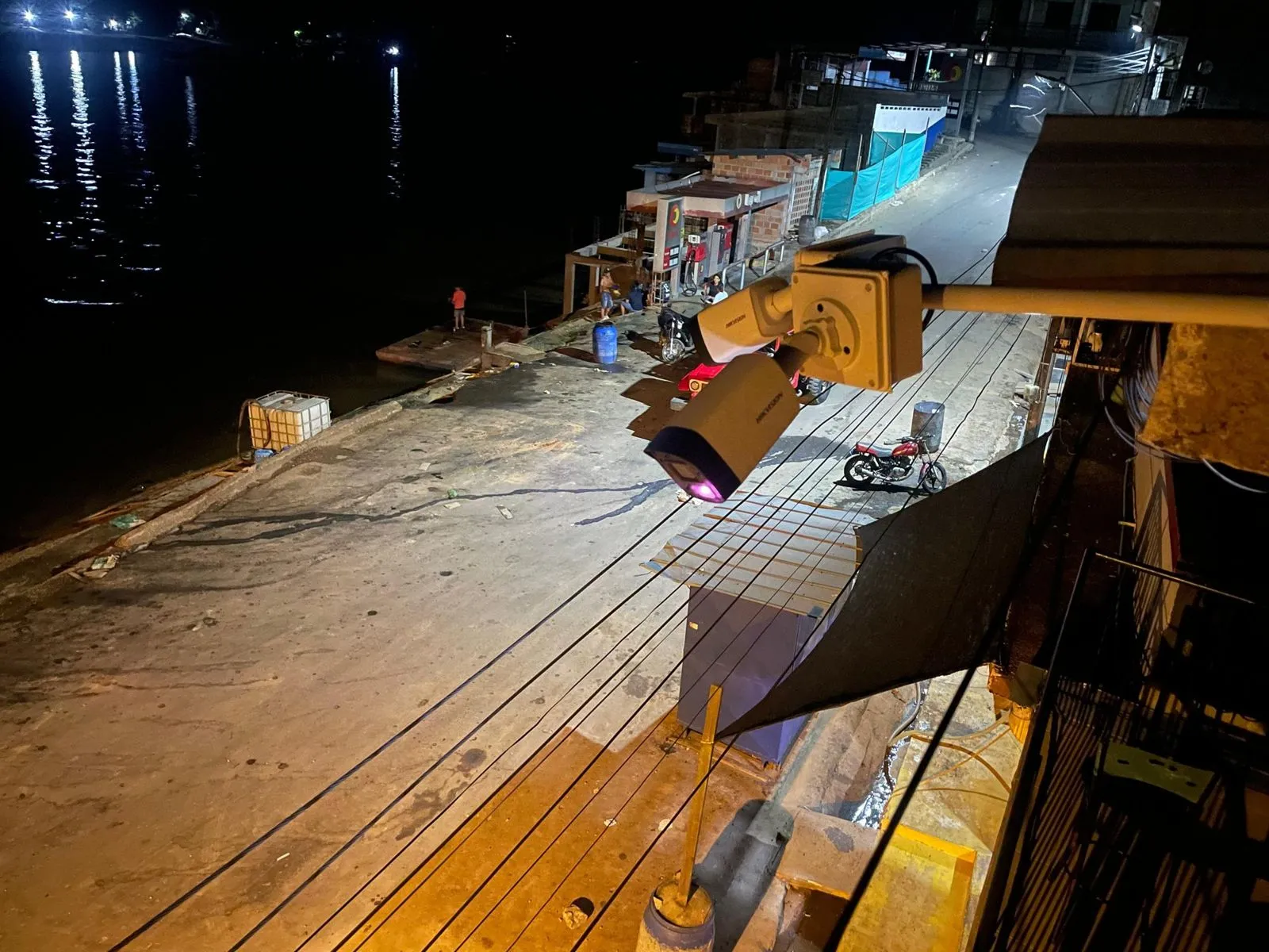 Vigilancia exterior nocturna: Cámara bullet cubriendo muelle y zona de acceso. Trabajo de Elite Tech en el Caquetá.