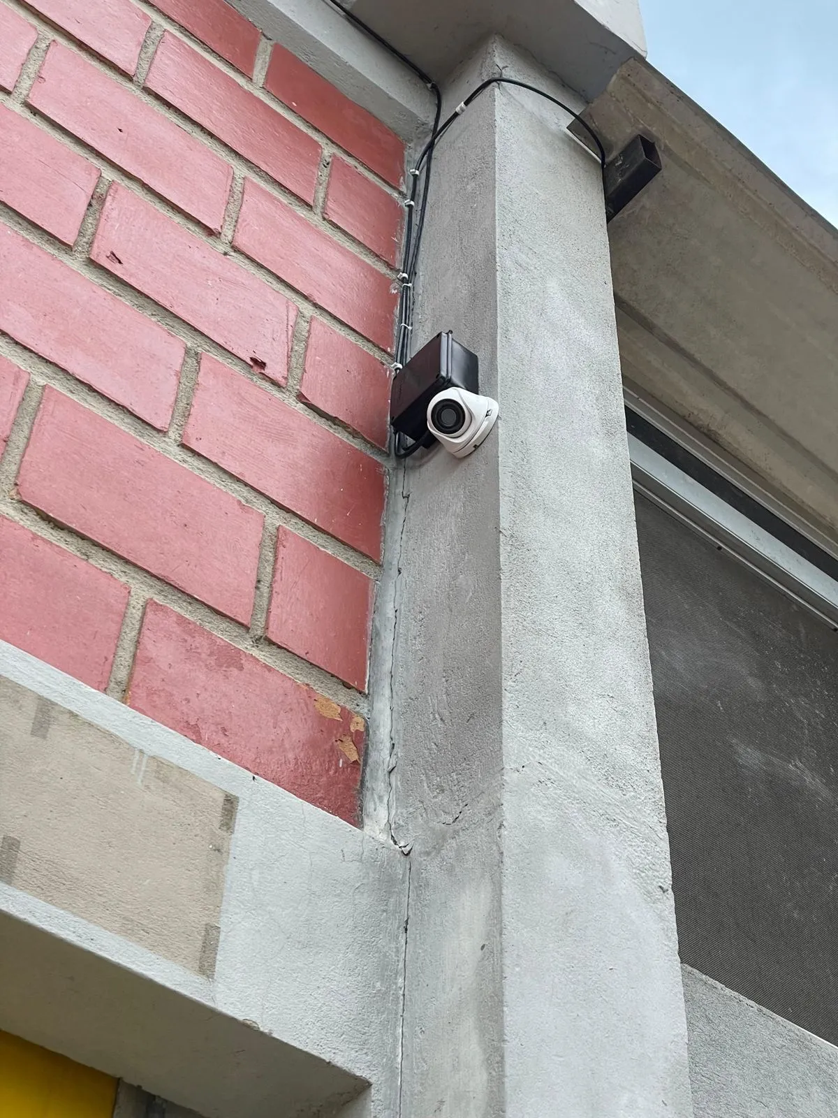 Cámara en fachada: Instalación exterior con cableado protegido. Trabajo de Elite Tech en el Caquetá.