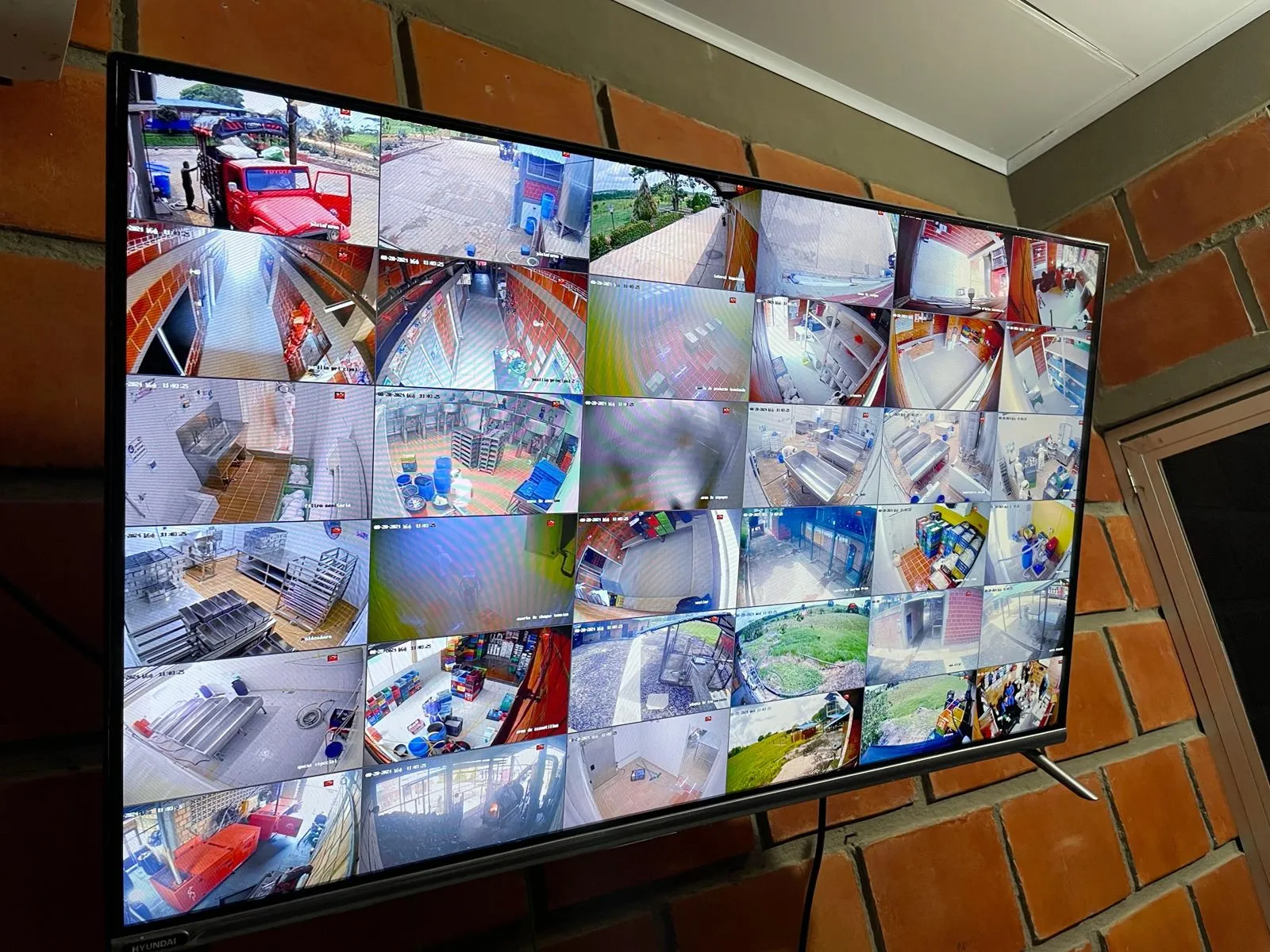 Centro de monitoreo multicanal: Visualización simultánea de todas las cámaras de una sede. Trabajo de Elite Tech en el Caquetá.