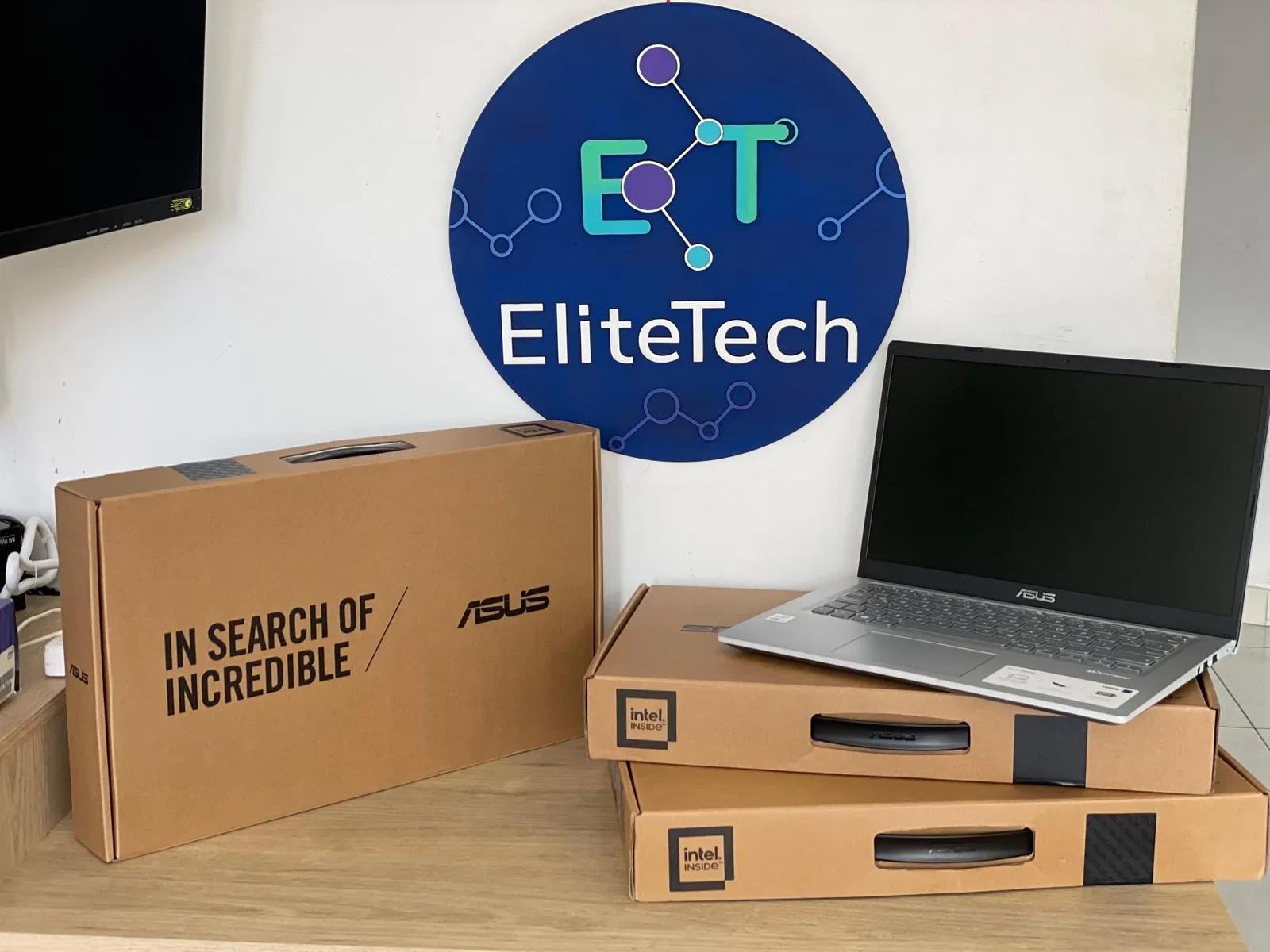 Entrega de portátiles: Equipos nuevos configurados y listos para usar. Trabajo de Elite Tech en el Caquetá.