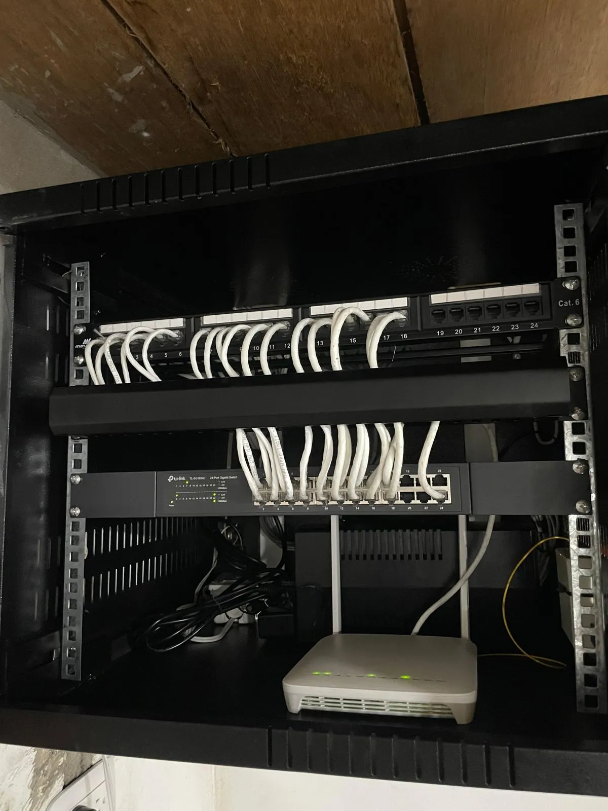 Gabinete de red completo: Patch panel categoría 6, organizador, switch y router en un solo gabinete. Trabajo de Elite Tech en el Caquetá.