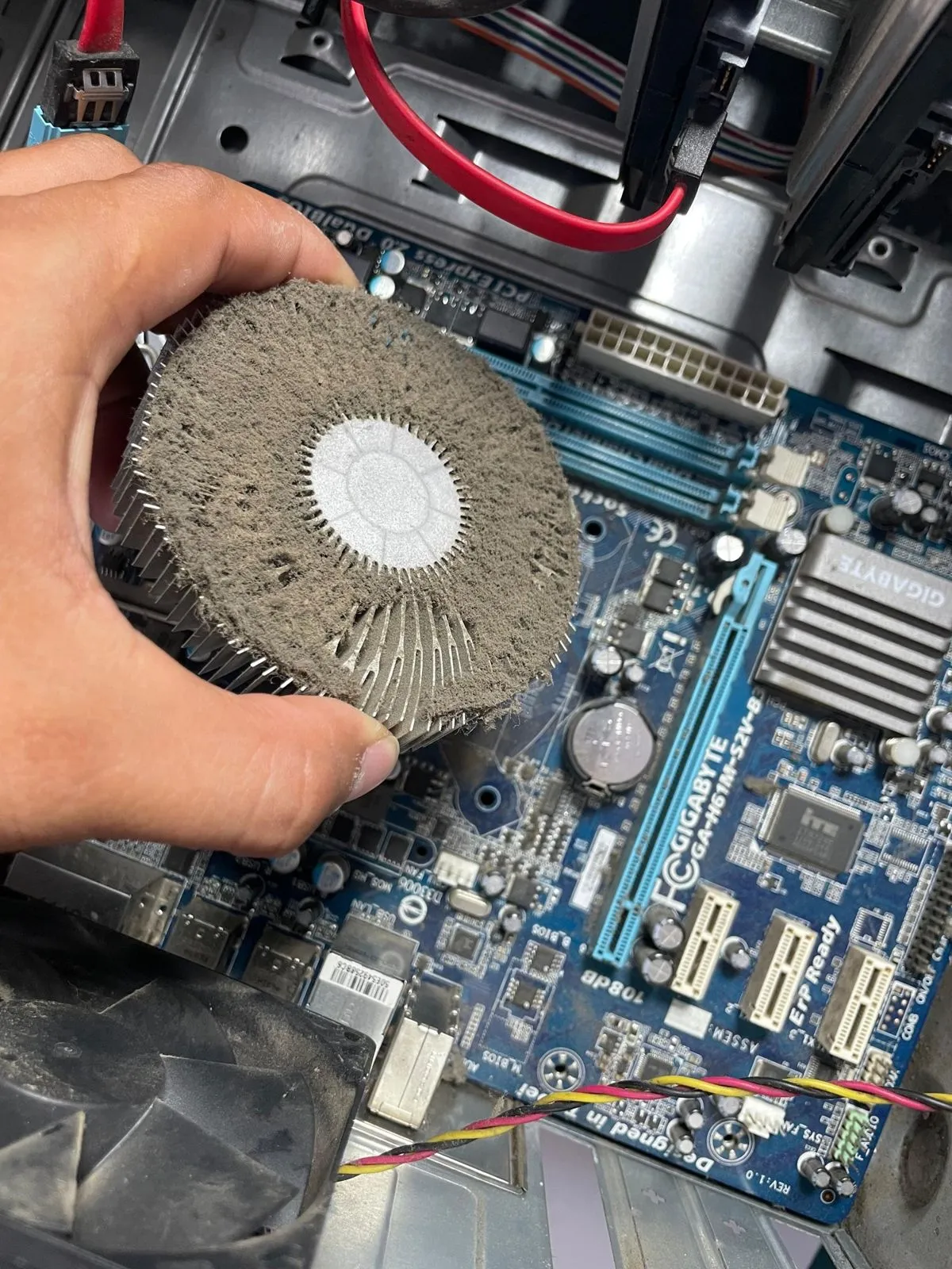 Mantenimiento correctivo: Limpieza profunda de disipador y board. Trabajo de Elite Tech en el Caquetá.