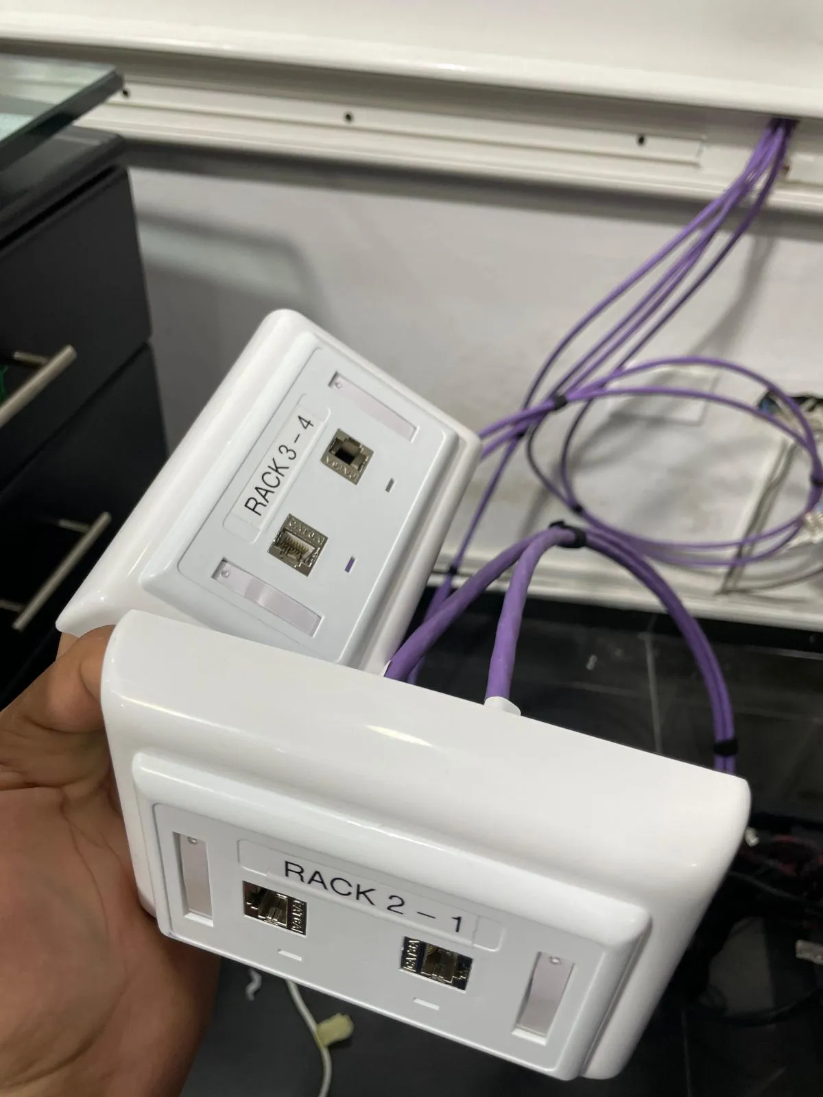 Puntos de red identificados: Cada toma marcada con su número de rack y puerto. Trabajo de Elite Tech en el Caquetá.