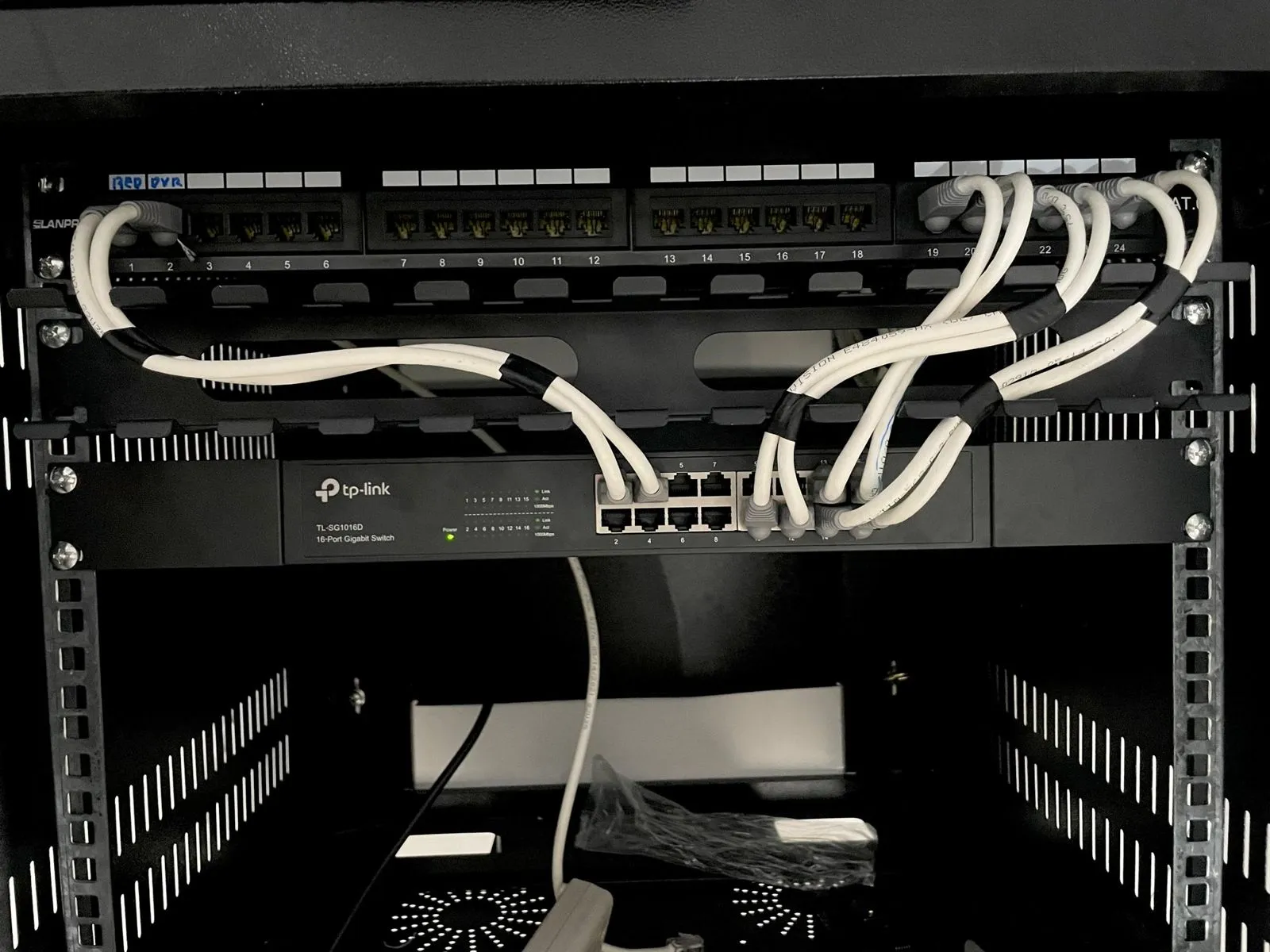 Rack organizado y peinado: Patch panel, switch y cableado ordenado e identificado. Trabajo de Elite Tech en el Caquetá.