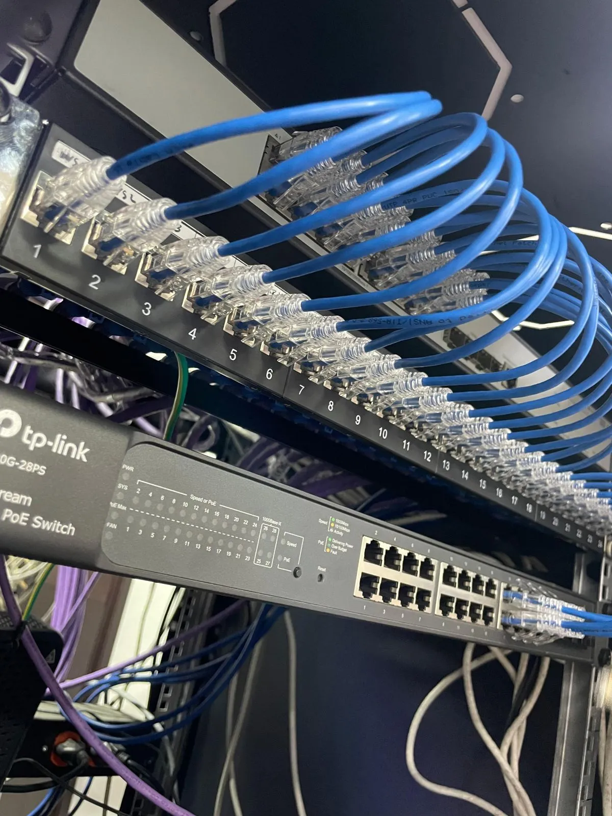 Rack de comunicaciones con switch PoE: Patch panel de 24 puertos, patch cords y switch PoE administrable. Trabajo de Elite Tech en el Caquetá.