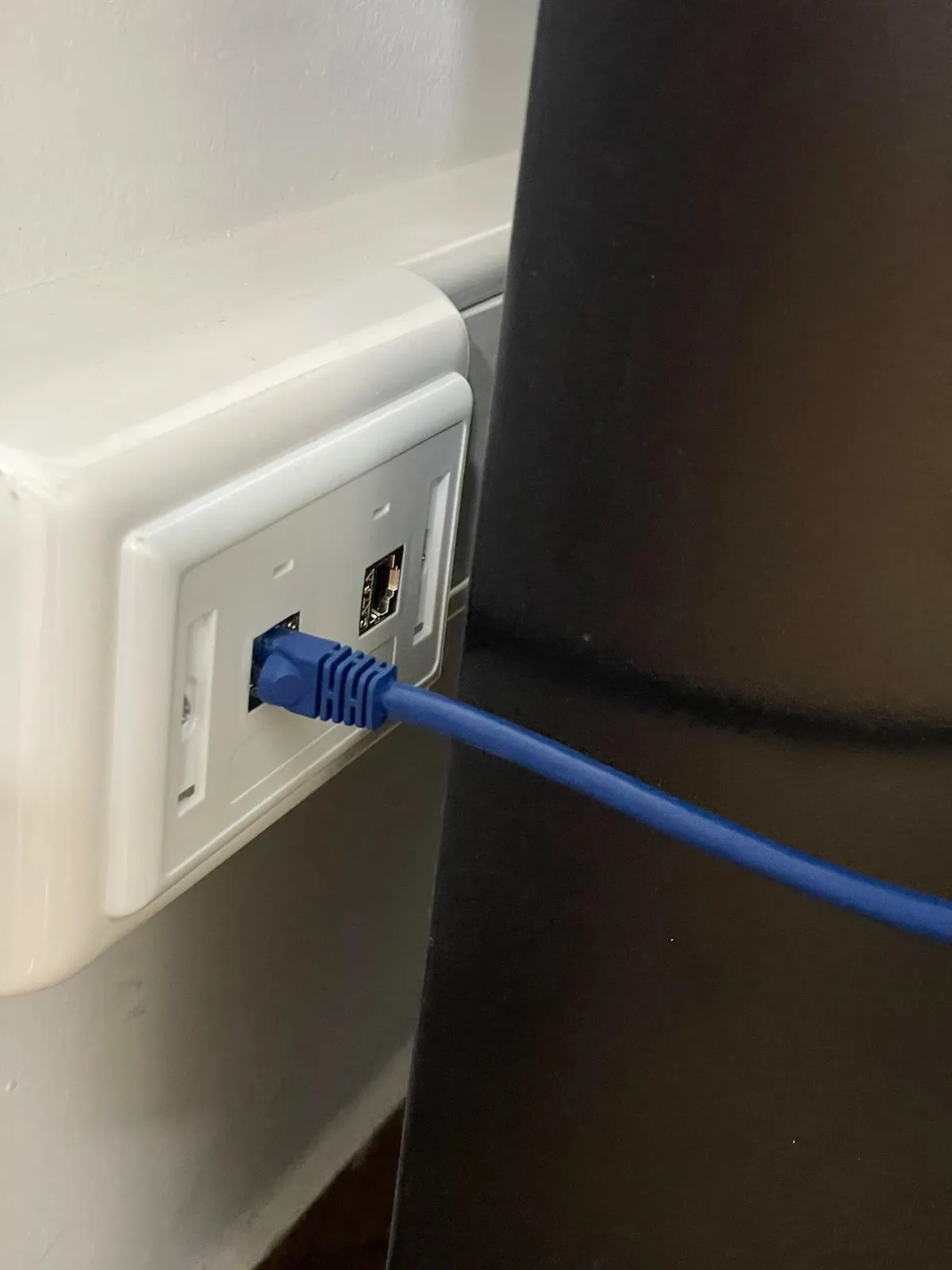 Toma de datos en canaleta: Punto de red certificado listo para conectar. Trabajo de Elite Tech en el Caquetá.